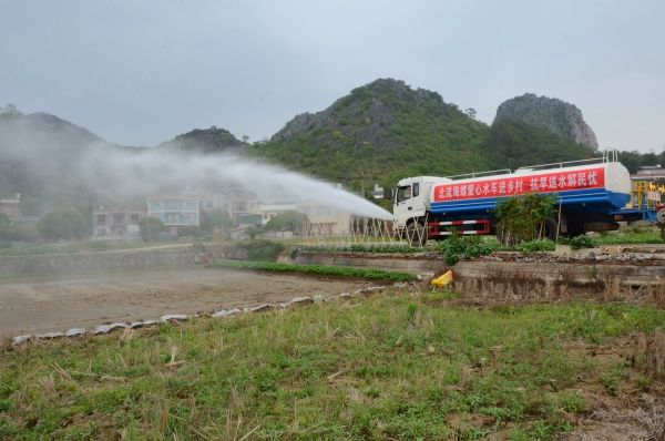 北流海螺開(kāi)展愛(ài)心水車(chē)進(jìn)鄉(xiāng)村活動(dòng)，幫助群眾澆灌土地_副本