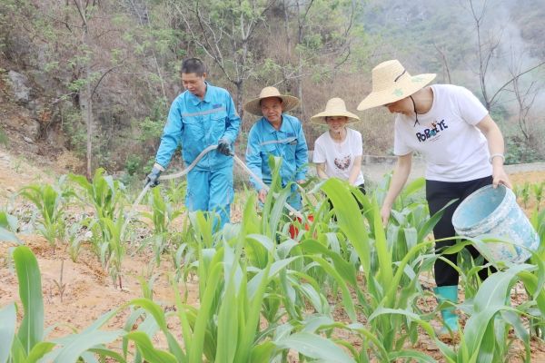 隆安海螺幫助群眾澆水_副本