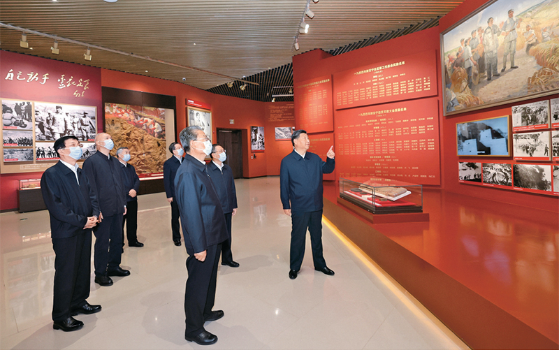 2022年10月27日，中共中央總書記、國(guó)家主席、中央軍委主席習(xí)近平帶領(lǐng)中共中央政治局常委李強(qiáng)、趙樂際、王滬寧、蔡奇、丁薛祥、李希，瞻仰延安革命紀(jì)念地。這是習(xí)近平等在延安革命紀(jì)念館，參觀《偉大歷程——中共中央在延安十三年歷史陳列》。 新華社記者 鞠鵬/攝